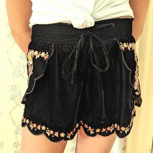 NWT-American Eagle Black Velvet Embroidered Shorts